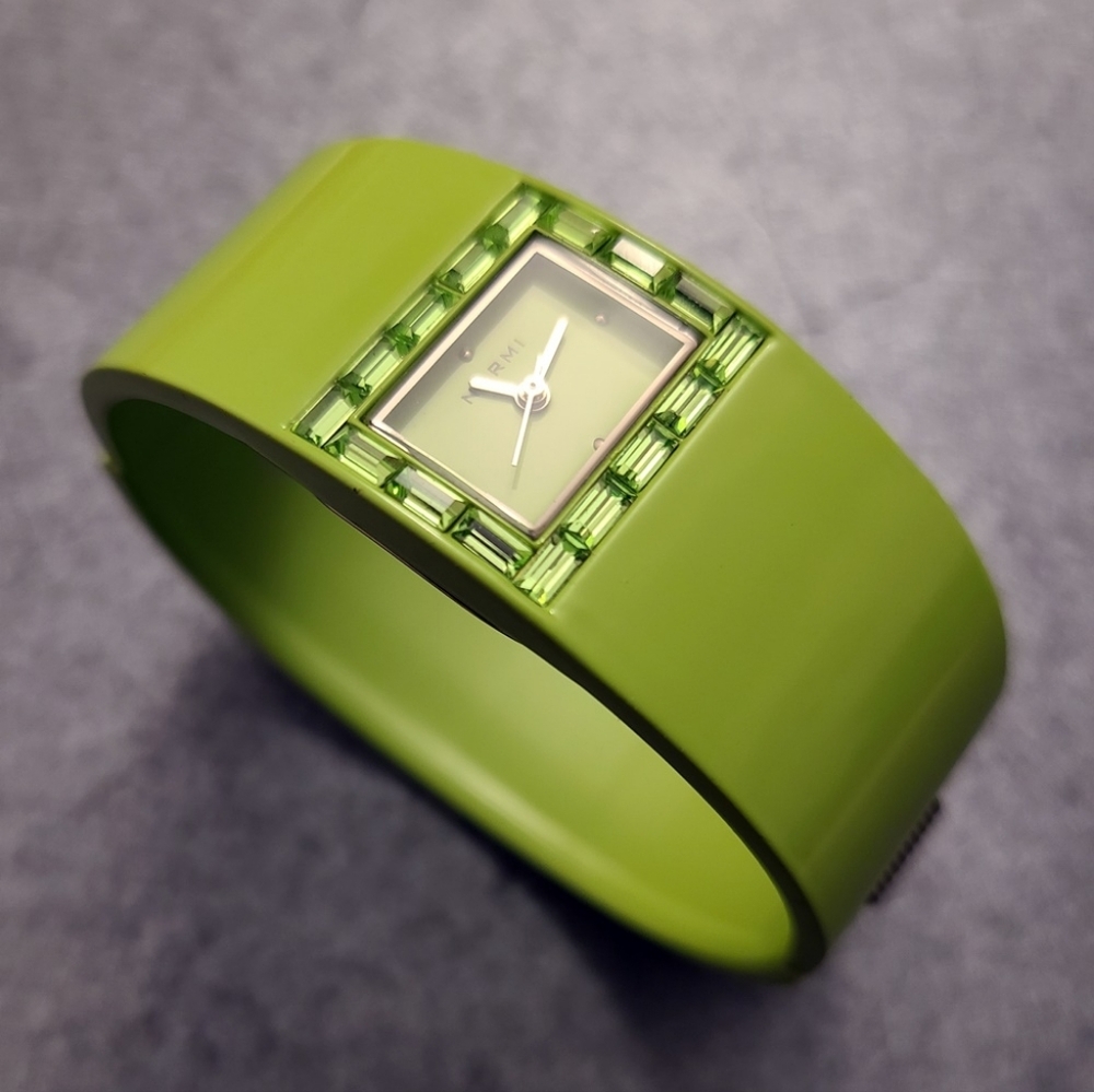 Narmi - Women's Watch with Spring Bracelet